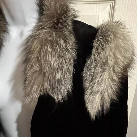 NWOT The fur is sheered muskrat woman’s coat. With detachable hood. - Picture 3 of 9